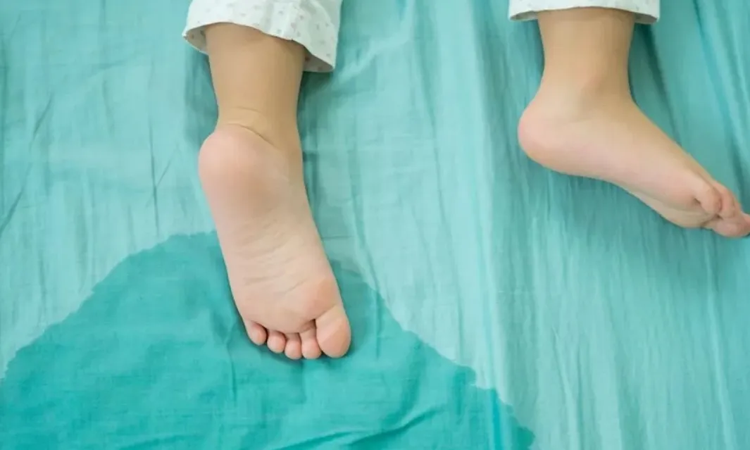 बच्चों में मूत्रकृच्छ (एन्यूरिसिस) से कैसे निपटें? इसके संभावित खतरे क्या हैं?